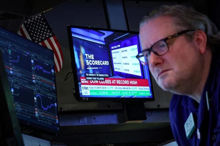 وول ستريت تفتح دون تغير يذكر بعد صعود أسهم القطاع المالي