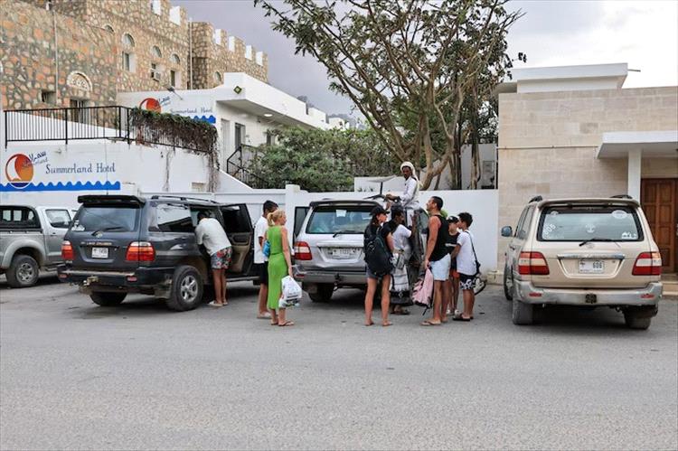 رويترز:إجلاء عشرات السياح الإيطاليين من جزيرة سقطرى 