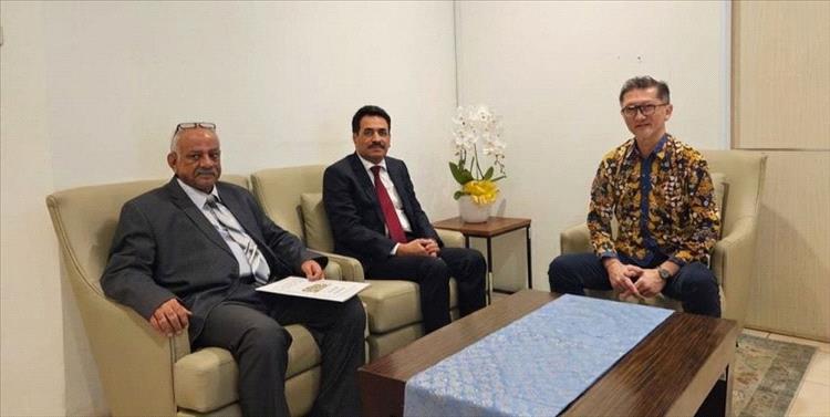 سفير اليمن يبحث مع مسؤول اندونيسي تعزيز التعاون العمل القنصلي