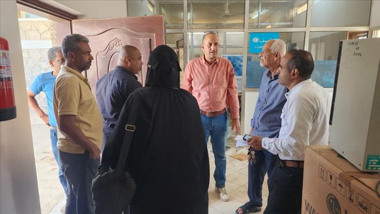 الشعبي وباخبيرة يعاينان أضرار المختبر المركزي لفحص المياه في منطقة البرزخ بعدن 