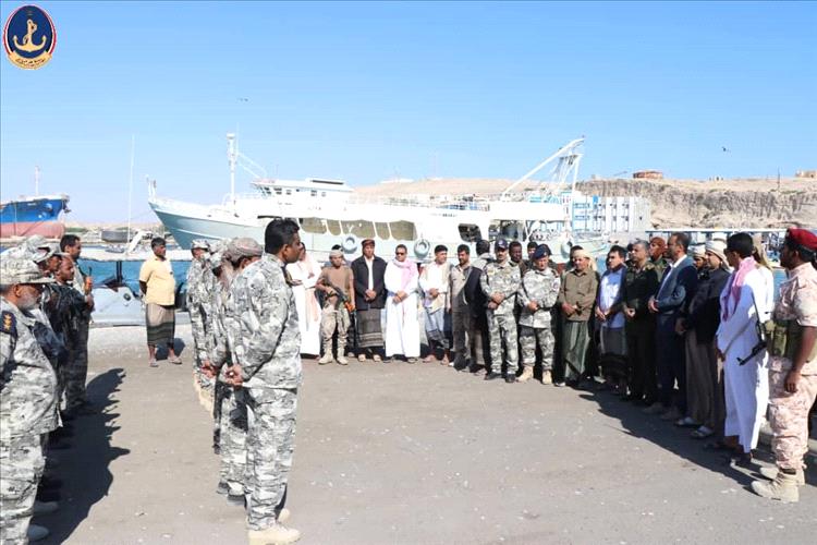وكيل المهرة الأول يطلع على جاهزية القوات العسكرية في ميناء نشطون ويؤكد استعدادها لحماية السواحل والممرات البحرية