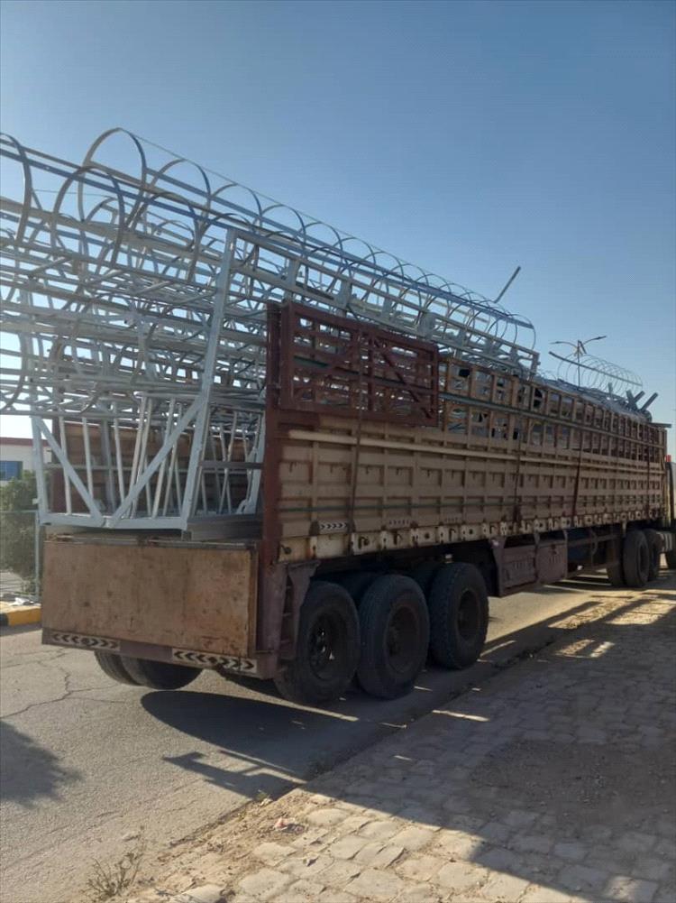 بجهود المحافظ بن الوزير .. وصول الأعمدة الخاصة بالأضواء الكاشفة إلى الملعب الخليفي بمدينة عتق