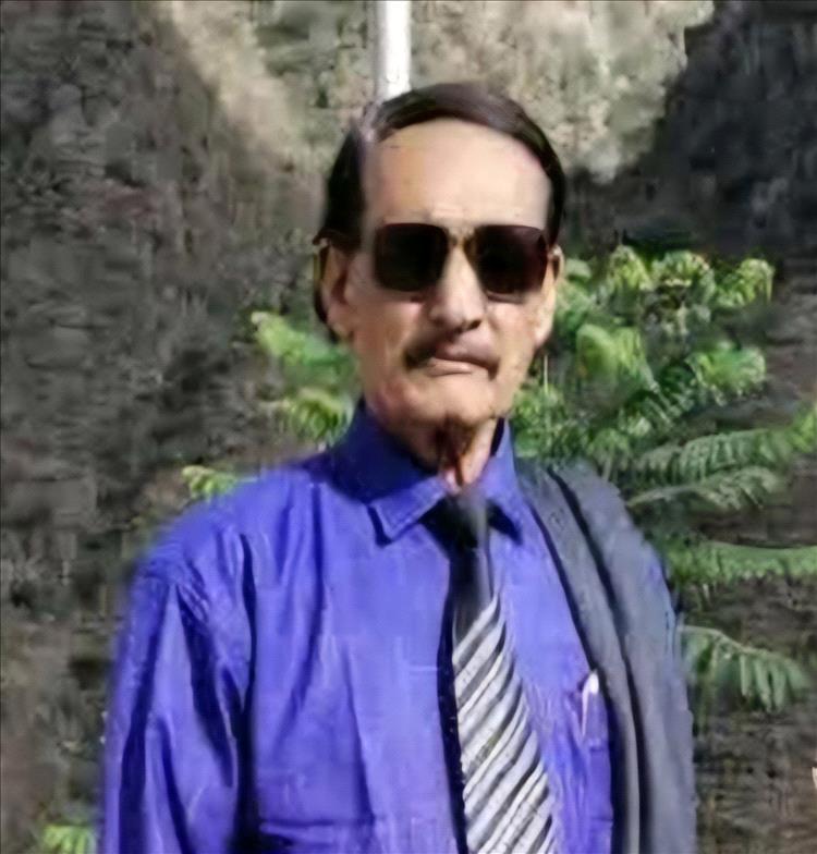 نائب وزير الصناعة المستشار سالم الوالي يعزي بوفاة معلم الاجيال الاستاذ القدير علوي أحمد عفيف