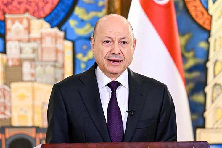 رئيس مجلس القيادة يعلن نجاح عملية استلام المعسكرات وتشكيل لجنة عسكرية عليا لاستعادة مؤسسات الدولة سلما اوحربا