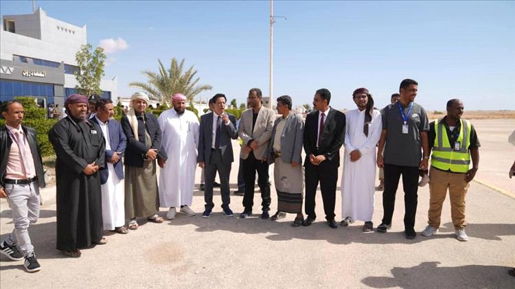 قائد قوات درع الوطن العميد عبدالله بن سديف الجدحي يستقبل أولى الرحلات بمطار الغيضة الدولي بعد توقفه.