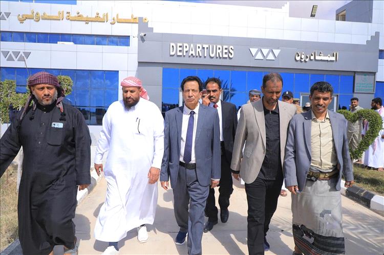 محافظ المهرة يستقبل أول رحلة عبر مطار الغيضة الدولي عقب استئناف الرحلات 