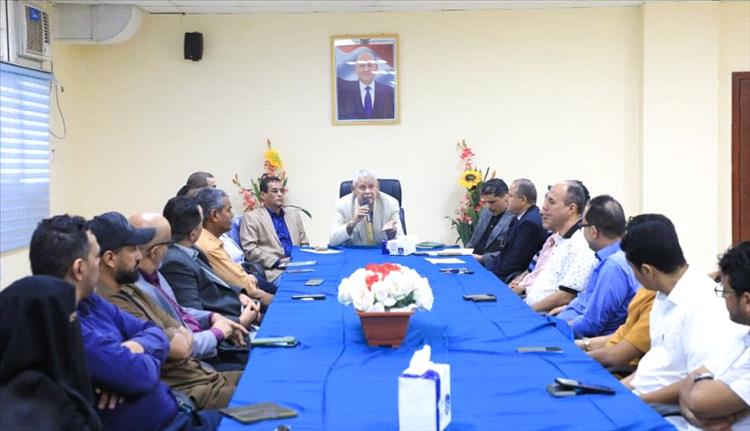 اجتماع في عدن يناقش سير العمل في قطاعات وزارة الشباب والرياضة 