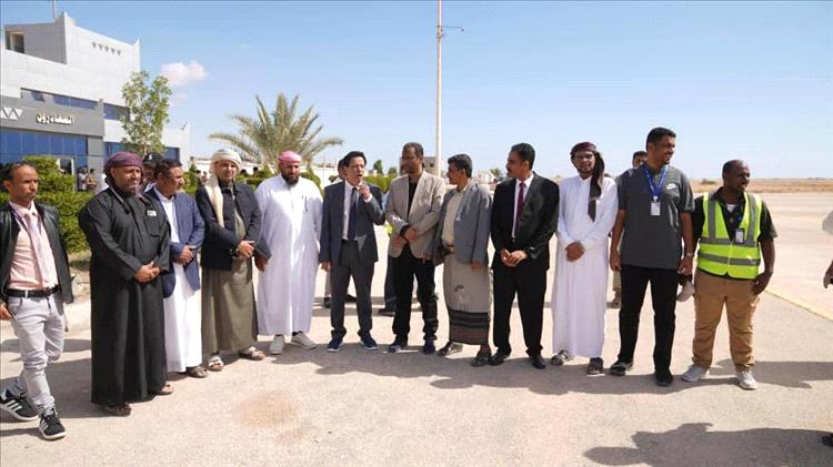 محافظ المهرة يستقبل أول رحلة جوية عبر مطار الغيضة بعد توقفه خلال الفترة الماضية