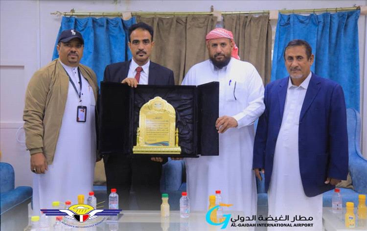 مدير مطار الغيضة يكرّم قائد قوة درع الوطن في المهرة بدرع تكريمي