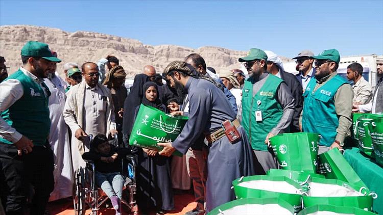 مركز الملك سلمان للإغاثة يواصل توزيع الكسوة الشتوية ضمن مشروع “كنف” في المناطق الصحراوية بوادي حضرموت