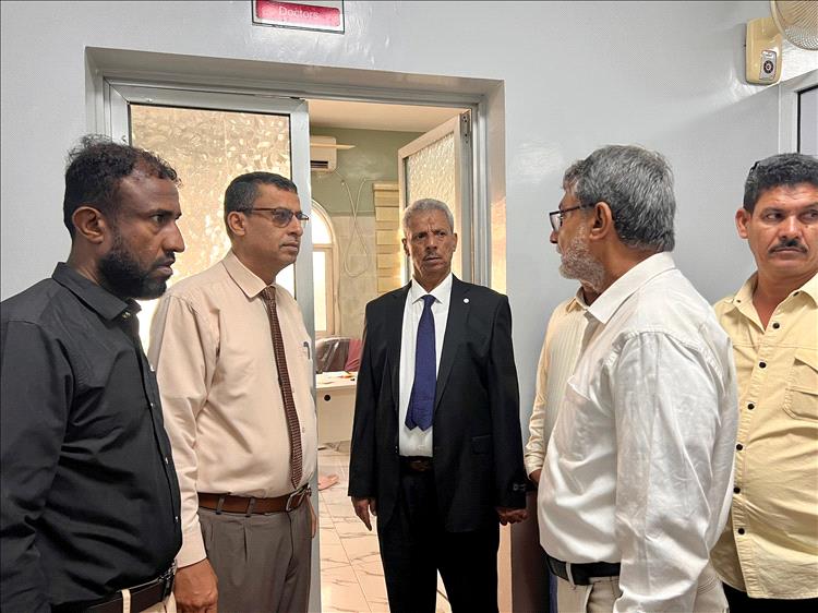 محافظ لحج ينفذ جولات ميدانية لتقييم الخدمات الصحية والتعليمية ويتفقد مشروع حديقة لحج الكبرى