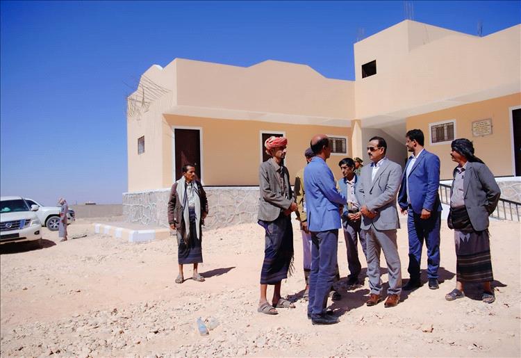 محافظ شبوة يتفقد مستوى الإنجاز في مشروع مدرسة الشبكة ويؤكد على أهمية التعليم كركيزة للتنمية