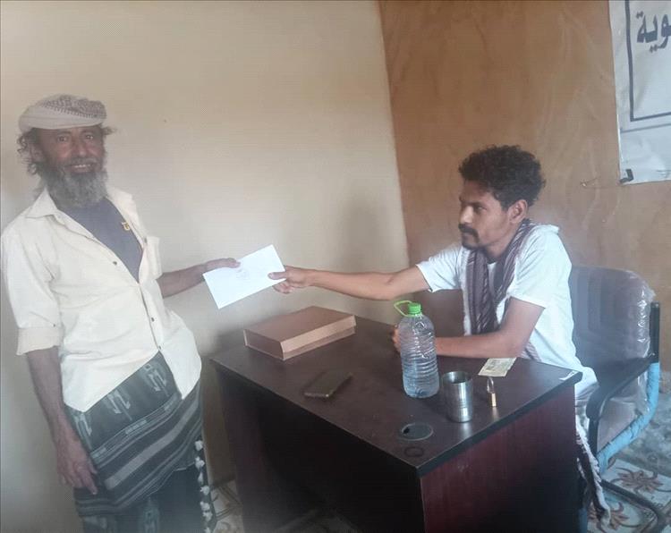 أبين: مؤسسة ثمار الخير تواصل عطائها الإنساني وتقدّم دعمًا ماليًا للمرضى غير القادرين