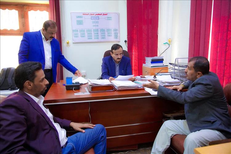 محافظ شبوة يطلع على مستوى تقدم مشاريع مياه الريف ويوجّه بتسريع تنفيذها