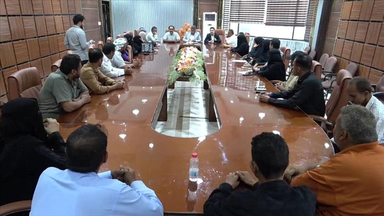 وكيل أول محافظة عدن يناقش الأوضاع الخدمية بمديرية خور مكسر