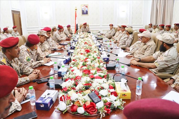 لقاء عسكري تشاوري في عدن يناقش ترتيبات تنظيم وتوحيد التشكيلات العسكرية