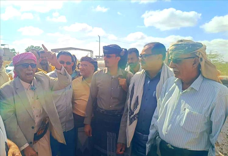 اللواء علي محمد القفيش يتفقد طريق الناصر بمدينة لودر