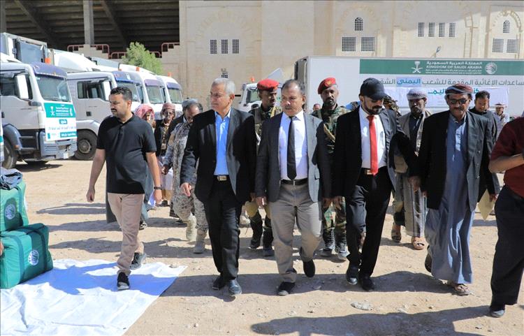 وكيل محافظة حضرموت لشئون الوادي والصحراء : بجهود السلطة المحلية والتحالف العربي استطعنا نعيد الحياة الى مستواها الطبيعي في سيئون