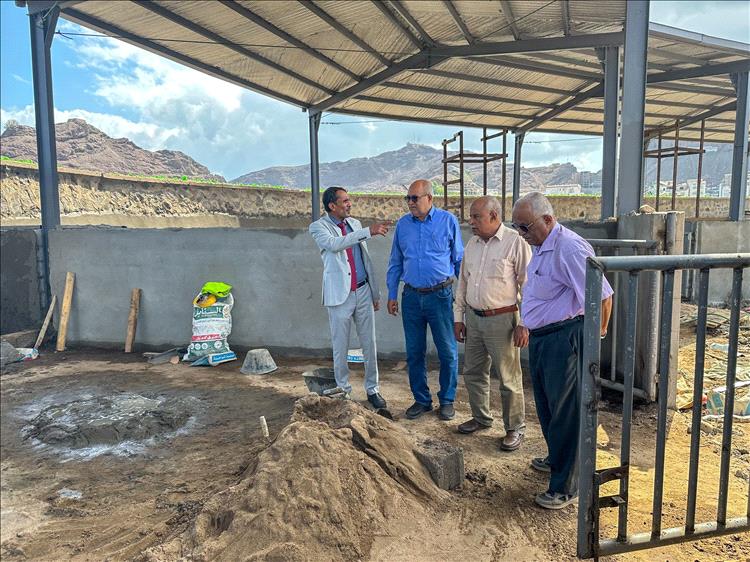 الوكيل الغتناني يتفقد سير عمل مشروع إعادة تأهيل المحجر البيطري في عدن