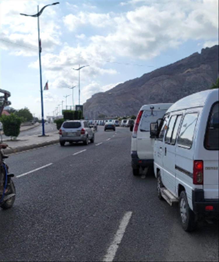 عدن.. توقف شبه تام للمواصلات العامة بسبب استمرار أزمة الغاز 