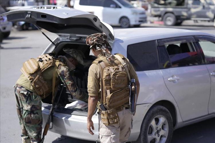 محافظ حضرموت يوجه بمنع حمل السلاح في الأماكن العامة ويشيد بحملة قوات درع الوطن