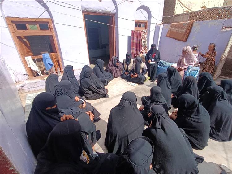 نزول ميداني لمديرة إدارة التثقيف والإعلام الصحي بلحج  لمتطوعات مشروع نوادي الأمهات بتبن