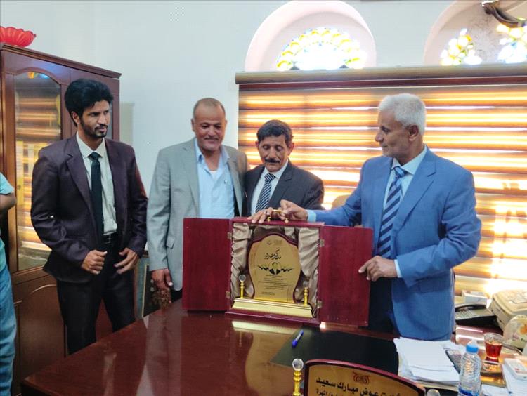 مدير عام جمرك ميناء شحن البري يكرم مدير عام مديرية شحن بالدرع الذهبي