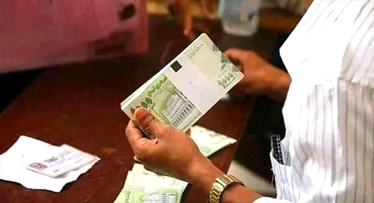 صحافي يكشف عن مفاجآت سارة بشأن أسعار الصرف وصرف المرتبات بدعم سعودي 