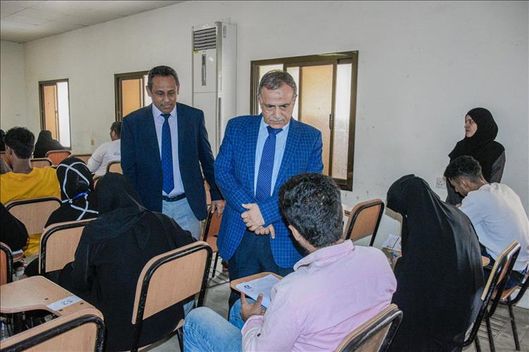 رئيس جامعة عدن يتفقد سير امتحانات الفصل الدراسي الأول بكلية الحاسوب وتكنولوجيا المعلومات