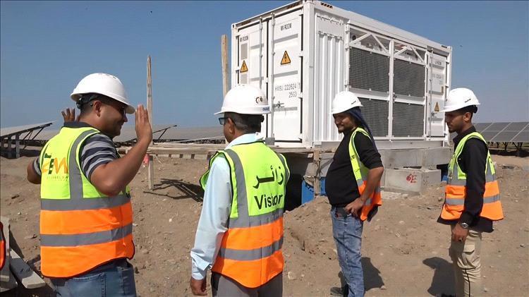 القاضي يشيد بجهود تحقيق 95% من نسبة الإنجاز في مشروعَي محطتَي الطاقة الشمسية بحيس والخوخة