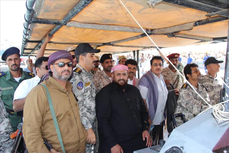 قائد قوات درع الوطن يزور ميناء نشطون ويطلع على الوضع الأمني وأهمية إعادة دوره الحيوي 