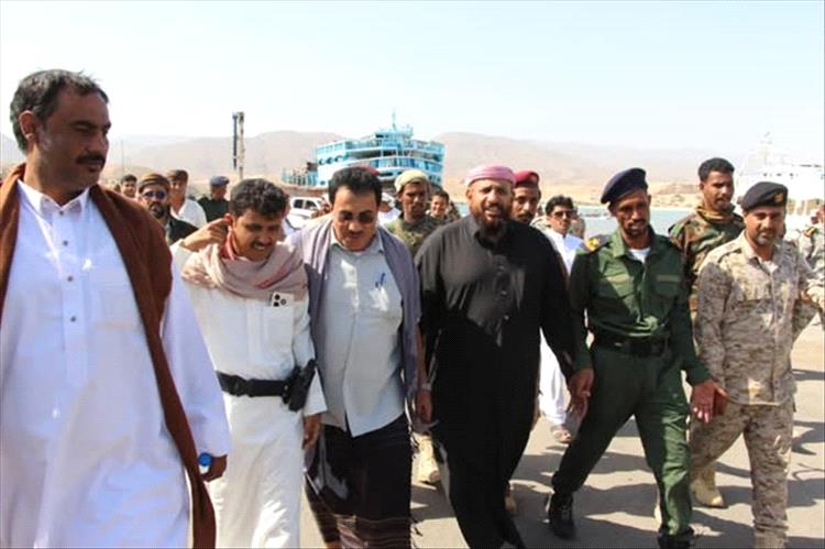 قائد قوات درع الوطن يزور ميناء نشطون ويطّلع على الوضع الأمني ويؤكد أهمية استعادة دوره الحيوي