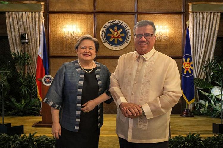 السفير باحميد يطلع وزيرة الخارجية الفلبينية على تطورات الاوضاع في اليمن 