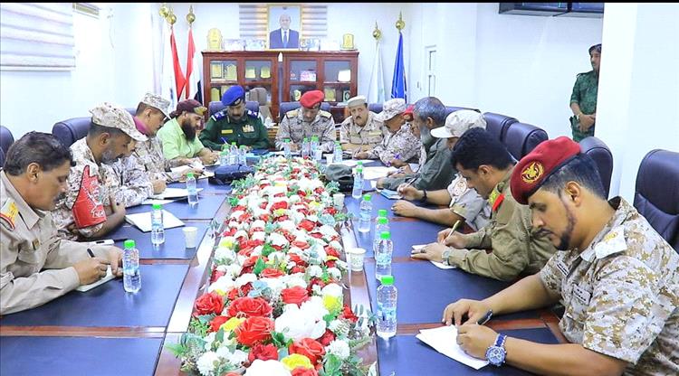 لقاء عسكري بعدن يناقش تنفيذ التوجيهات لتعزيز الأمن وإخراج المعسكرات من المدينة