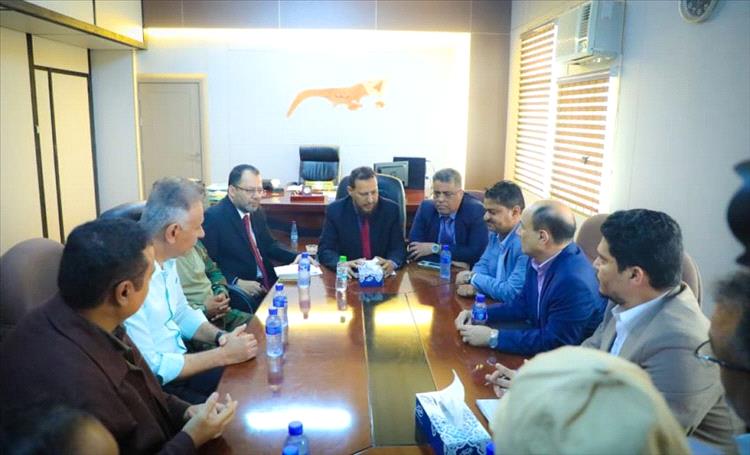 وزير الدولة محافظ عدن يناقش تطوير أداء صندوق النظافة وأوضاع الكهرباء