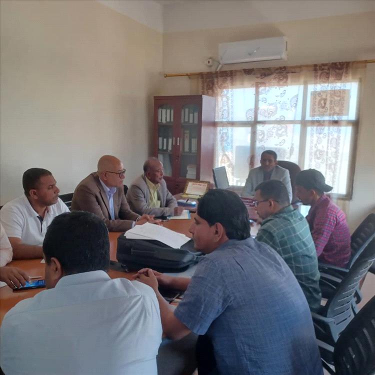 الوكيل الغتناني يتفقد سير العمل بمكتب الزراعة والري بمحافظة سقطرى