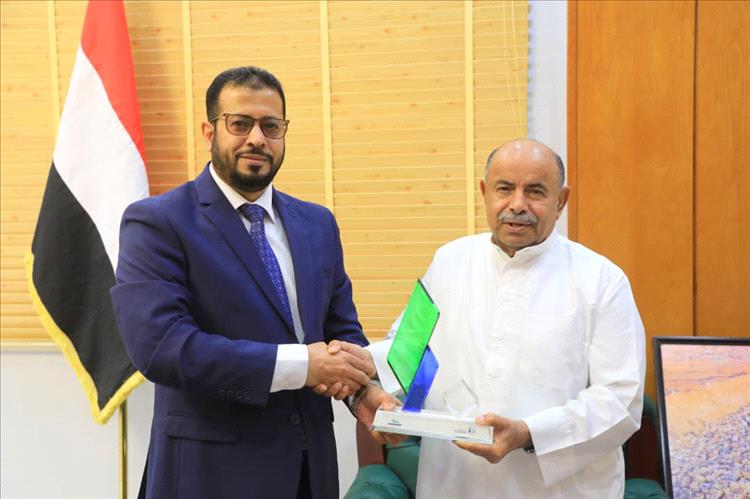 عضو مجلس القيادة محافظ حضرموت يبحث تدخلات مؤسسة صلة للتنمية ويتسلم درعا تقديريا