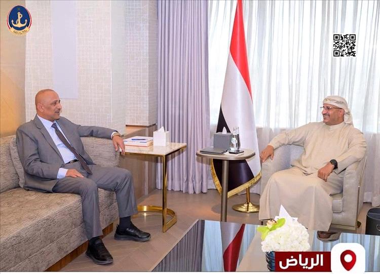 طارق صالح يؤكد من الرياض أولوية تأمين السواحل ويثمّن جهود خفر السواحل في مواجهة التهريب 