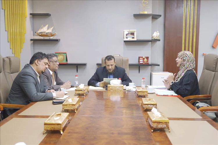 محافظ عدن يعقد سلسلة لقاءات لمناقشة الأمن الغذائي وتعزيز العمل الإحصائي وتطوير الأشغال العامة 