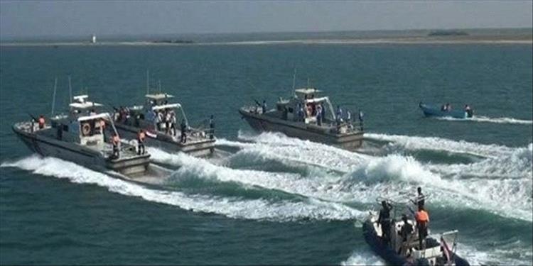 خفر السواحل يضبط قاربًا مشبوهاً في ميناء الشحر بمحافظة حضرموت