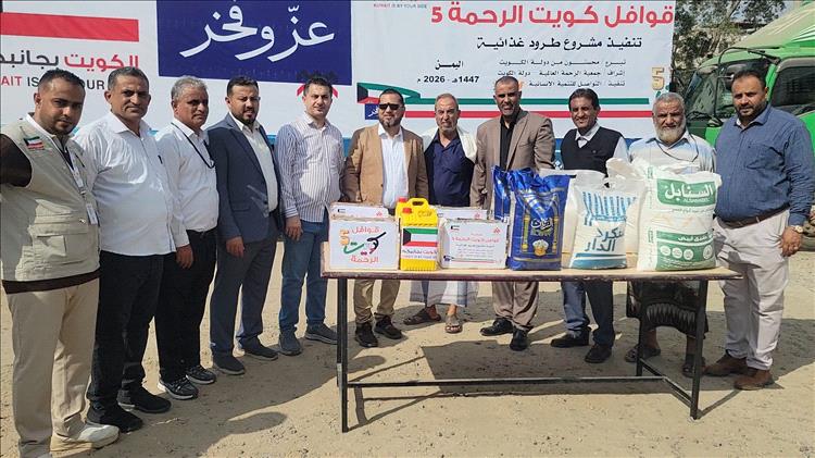 وكيل عدن "مبجر" يدشن توزيع "900" سلة غذائية للكادر التعليمي في مديرية المنصورة بعدن