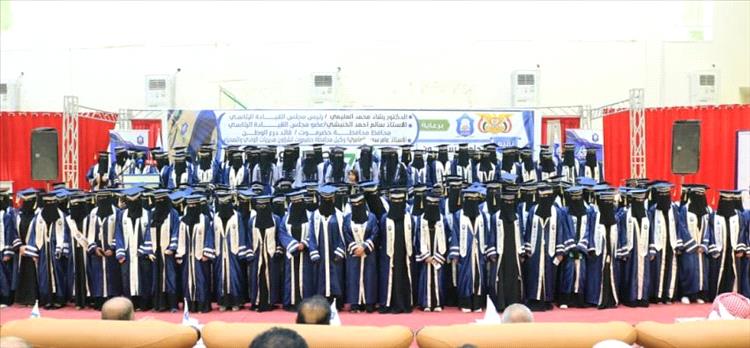 جامعة سيئون تحتفي بتخرّج 939 خريجاً وخريجة وتكريم الطلبة الاوائل