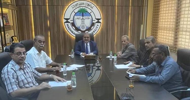 رئيس جامعة حضرموت يترأس اجتماع لجنة تأبين الفقيدين أ.د. بامشموس وأ.د. بامطرف لمناقشة ترتيبات حفل التأبين 