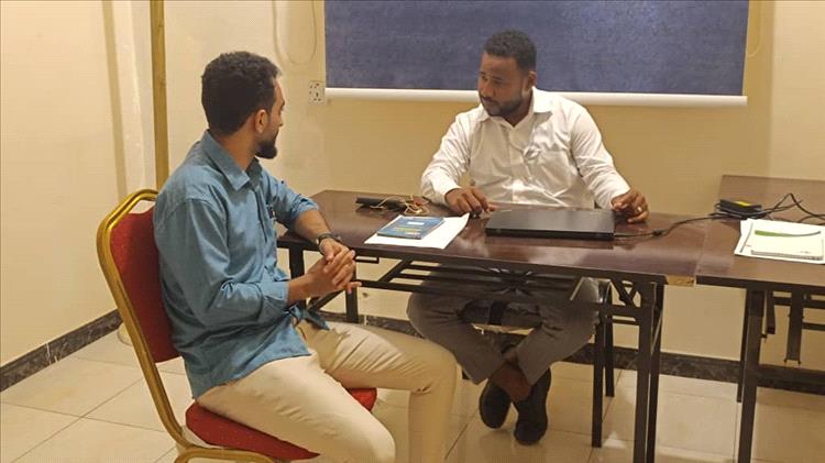 مبادرة "الإشارة تجمعنا" والشبكة الوطنية للمبادرات المجتمعية الشبابية تناقشان تعزيز العمل الشبابي الدامج بعدن