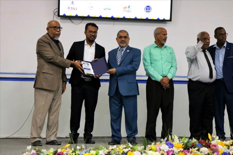 د. خنبش يُكرٍّم الفائزين بالثلاثة المراكز الأولى والرعاة والمشاركين في فعاليات الهاكثون الأول لريادة الأعمال والابتكار