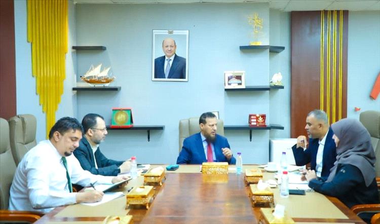 وزير الدولة محافظ عدن يطلع على أداء وحدة حماية الأراضي ويشكل لجنة لإعادة تفعيل نشاط شركة "يو" للاتصالات