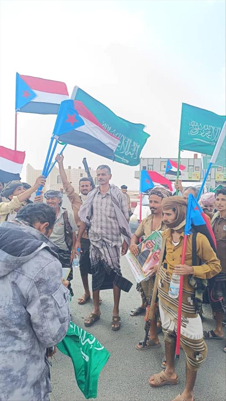 وفود تتوافد إلى ساحة العروض وترفع أعلام الجنوب والمملكة العربية السعودية دعمًا للحوار 