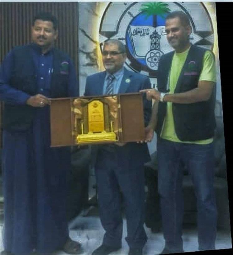 تقديرًا لدعمها السخي.. جامعة حضرموت تكرّم مؤسسة "صنائع المعروف" بدرع الوفاء