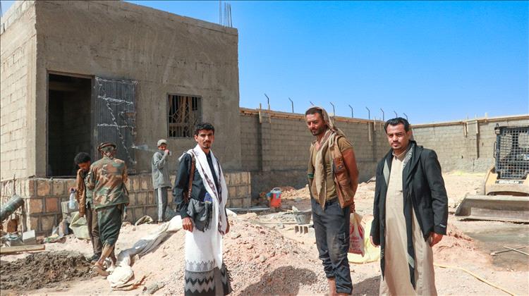 مدير عام حجر الصيعر يتفقد سير العمل في إنشاء برج الاتصالات بالمديرية