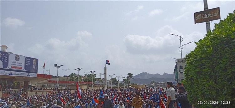 متظاهرون يؤدون صلاة الجمعة في ساحة العروض بخور مكسر قبيل تظاهرة تطالب بحل القضية الجنوبية 